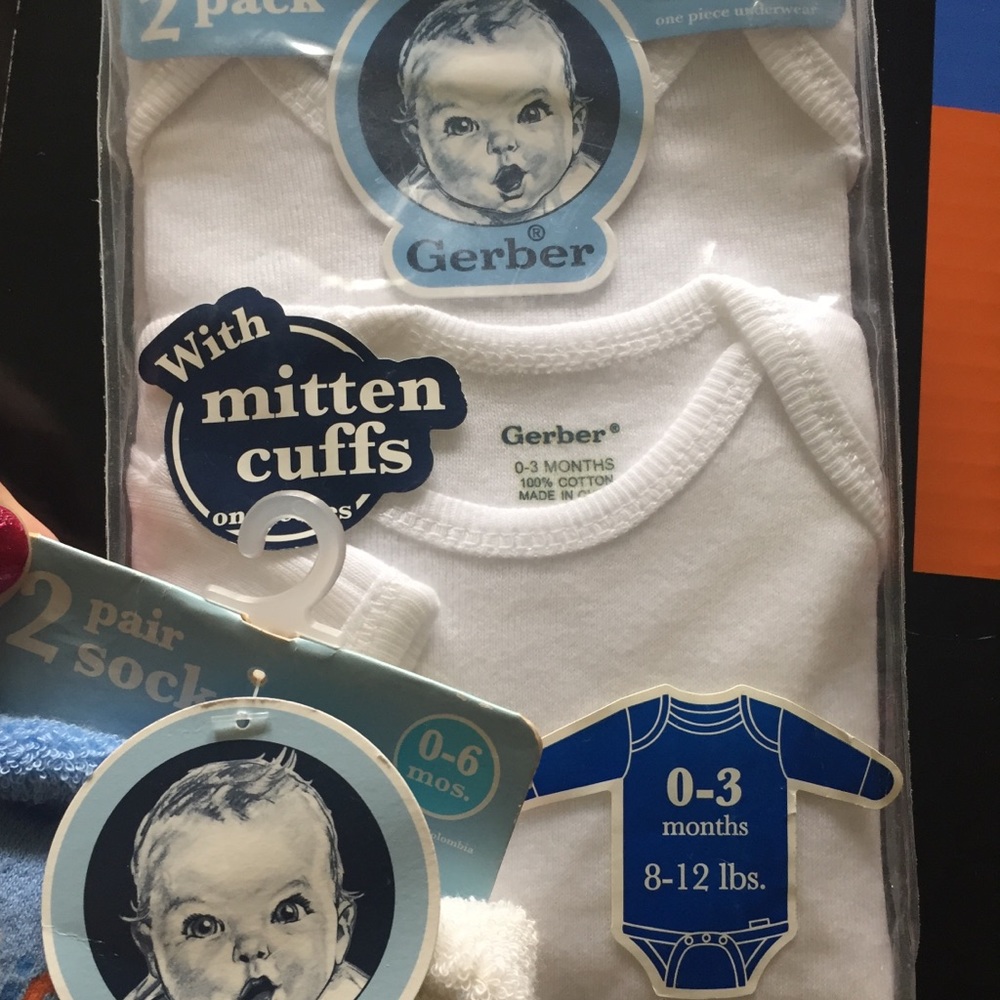 New Gerber baby onesies and socks unisex